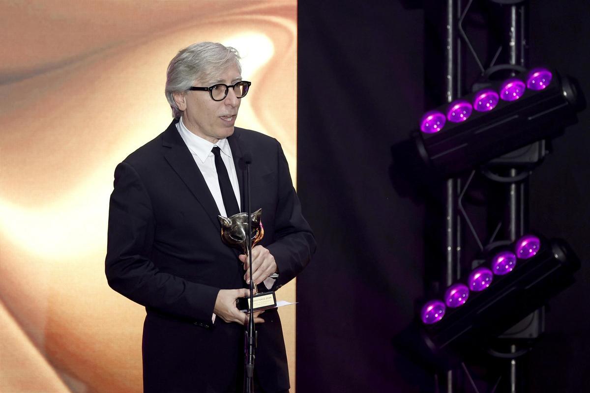 El director David Trueba recibe, en nombre del actor David Verdaguer, el Feroz a mejor actor protagonista en una película por su trabajo en 'Saben aquell'.