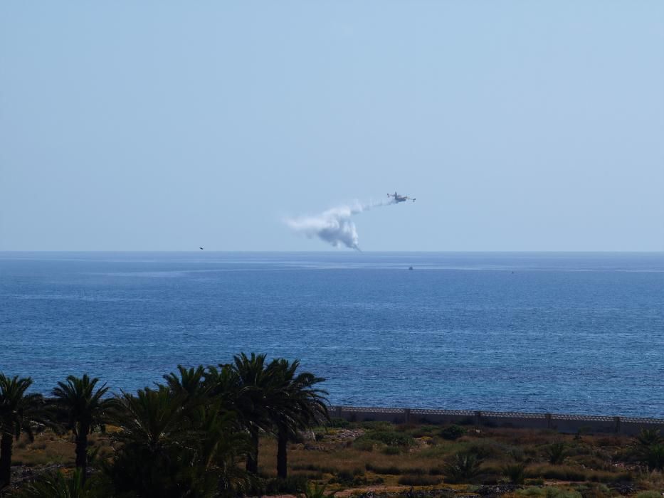 El Grupo 43 del Ejército del Aire, que opera bajo la dirección del Ministerio de Transición Ecológica en la lucha contra los incendios forestales, ha realiza entrenamientos en aguas de Torrevieja,