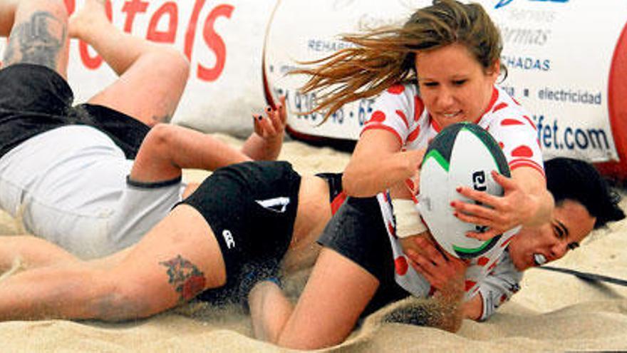 Beim Beach Rugby ist voller Körpereinsatz gefragt. Mit am Start ist auch ein Team von Schweizerinnen.