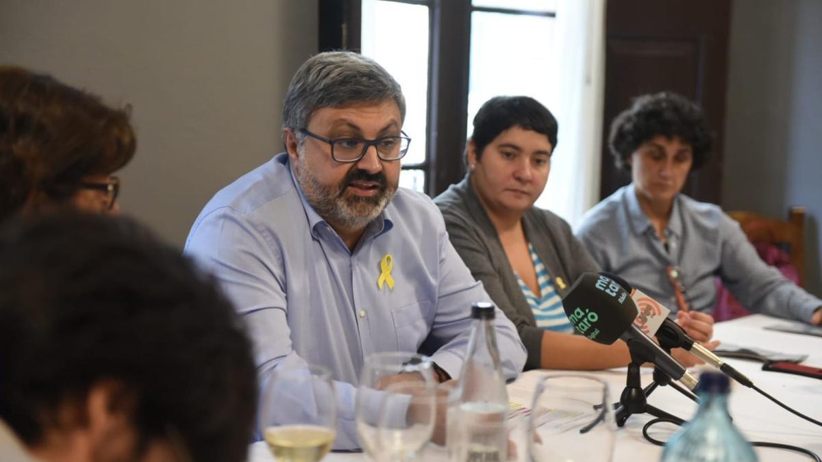 Quim Fernández, portavoz del grupo municipal de CiU en el Ayuntamiento de Mataró, acompañado de algunos ediles.