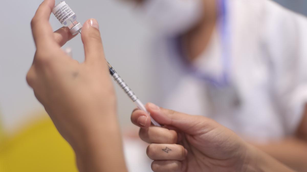 Una sanitaria recarga una dosis de la vacuna contra el Covid-19