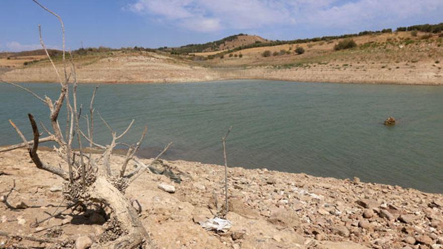 Vista de Peñarubia, en el pantano de Guadaleteba, y uno de los embalses de la provincias que está al 40 por ciento.