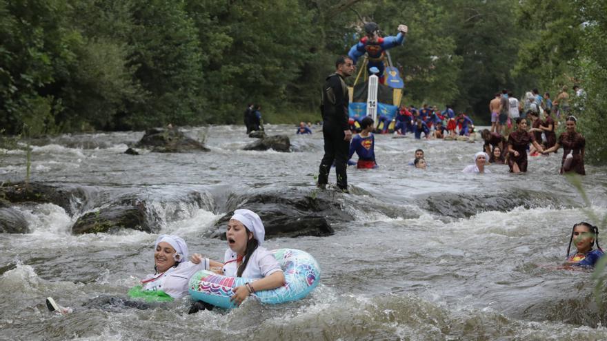 Sin agua y sin tiempo: las razones de las peñas del Descenso Folklórico del Nalón para no navegar hasta La Chalana