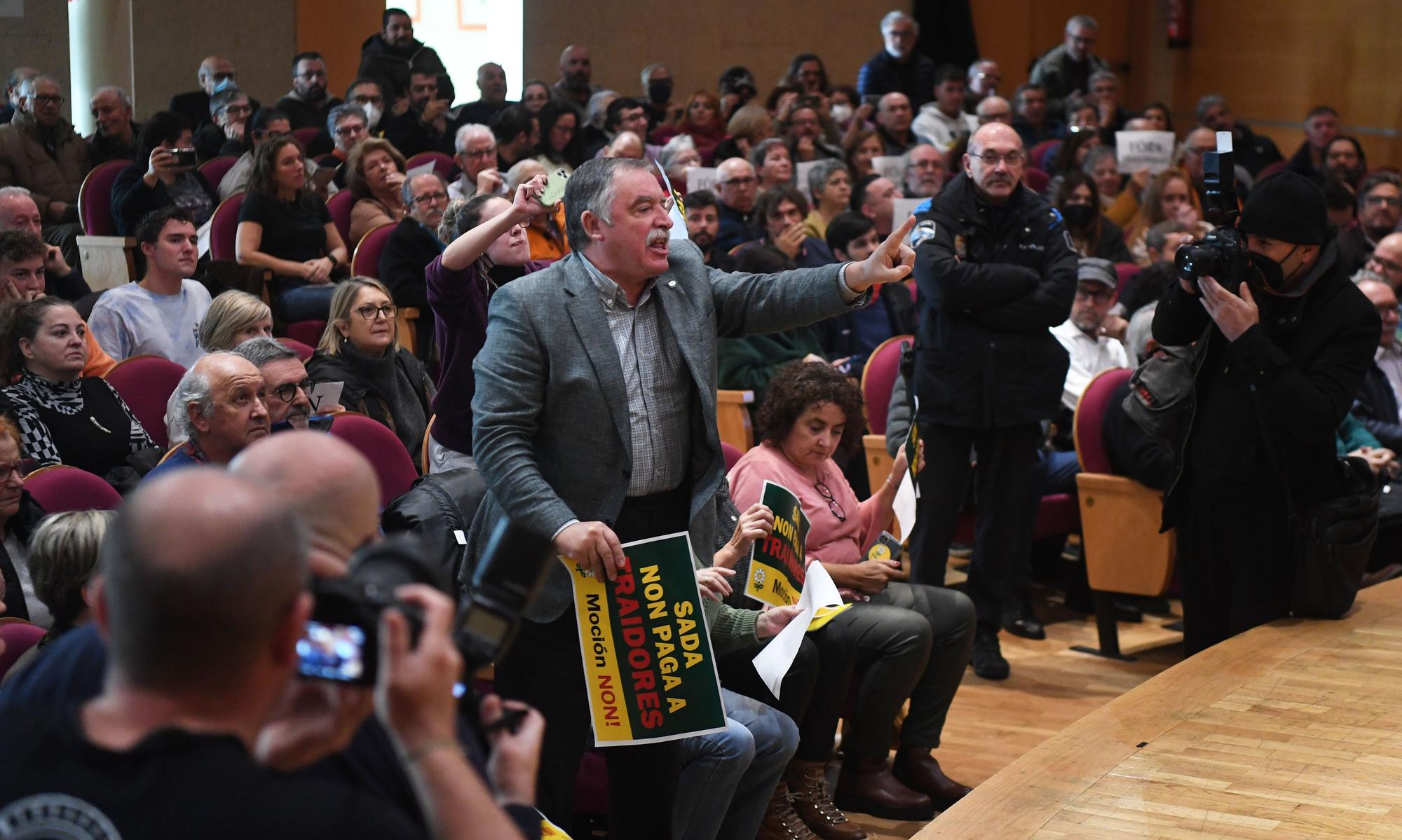 Tensión en el pleno de la moción de censura de Sada