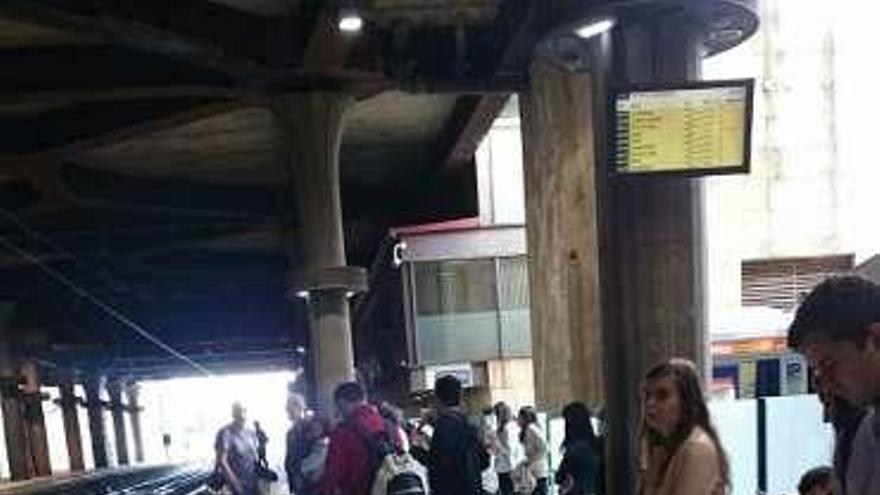 Pasajeros del Alvia en la estación de Oviedo.