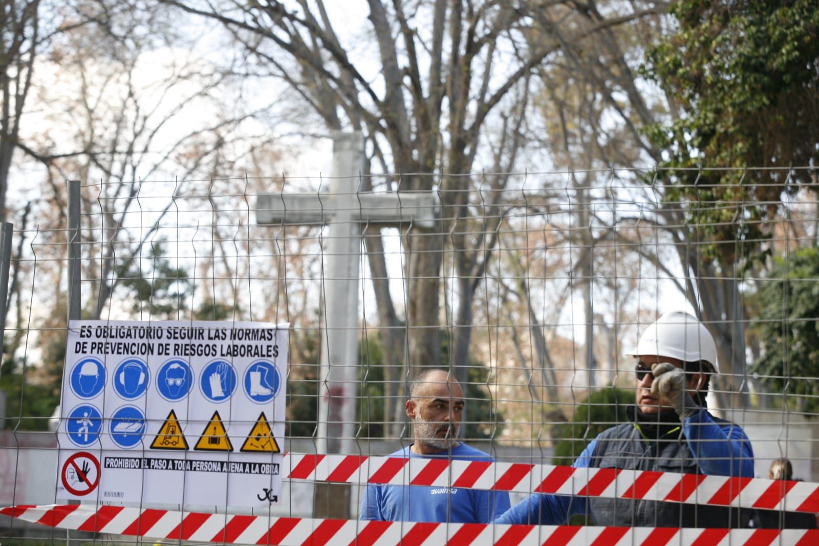 Trabajos de retirada de la cruz del Ribalta en Castelló.