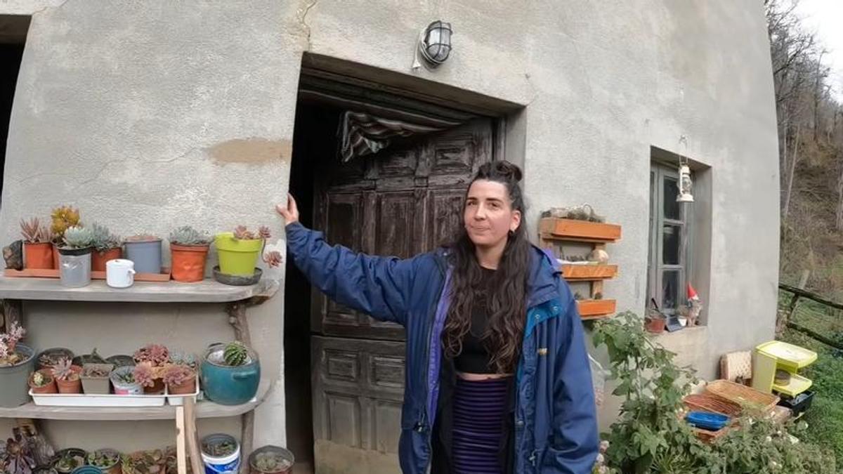 María entrando a su casa en mitad de las montañas asturianas, que ha renovado ella sola.