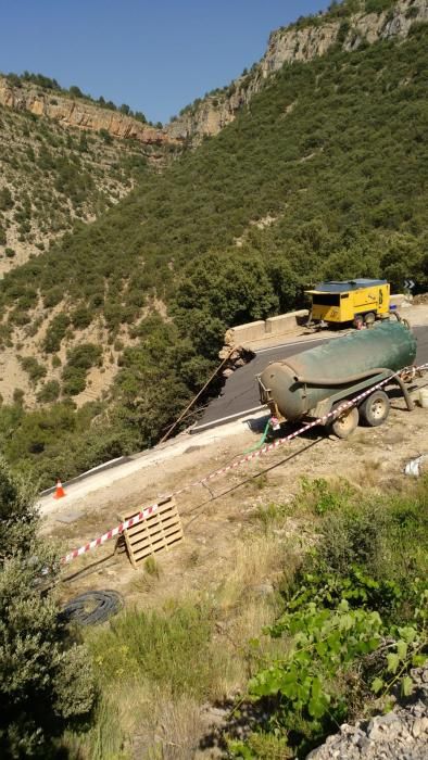 Mueren dos operarios de grúa tras hundirse una carretera en Aras de los Olmos