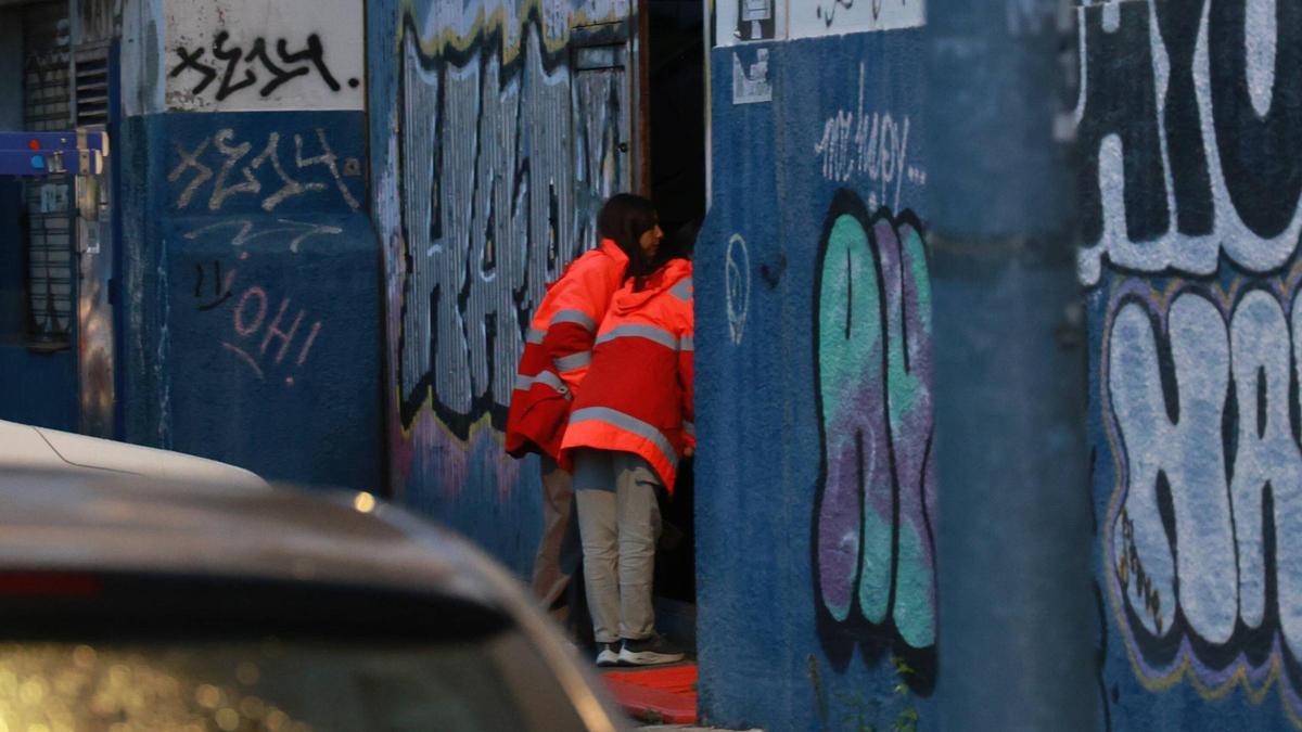 Efectivos de emergencias a la puerta de la antigua nave de PEscanova