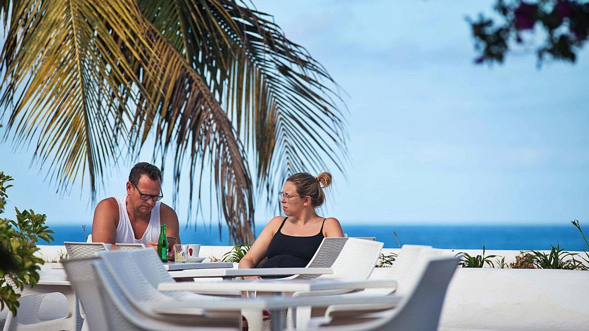 Dos británicos en una terraza del Puerto de la Cruz.