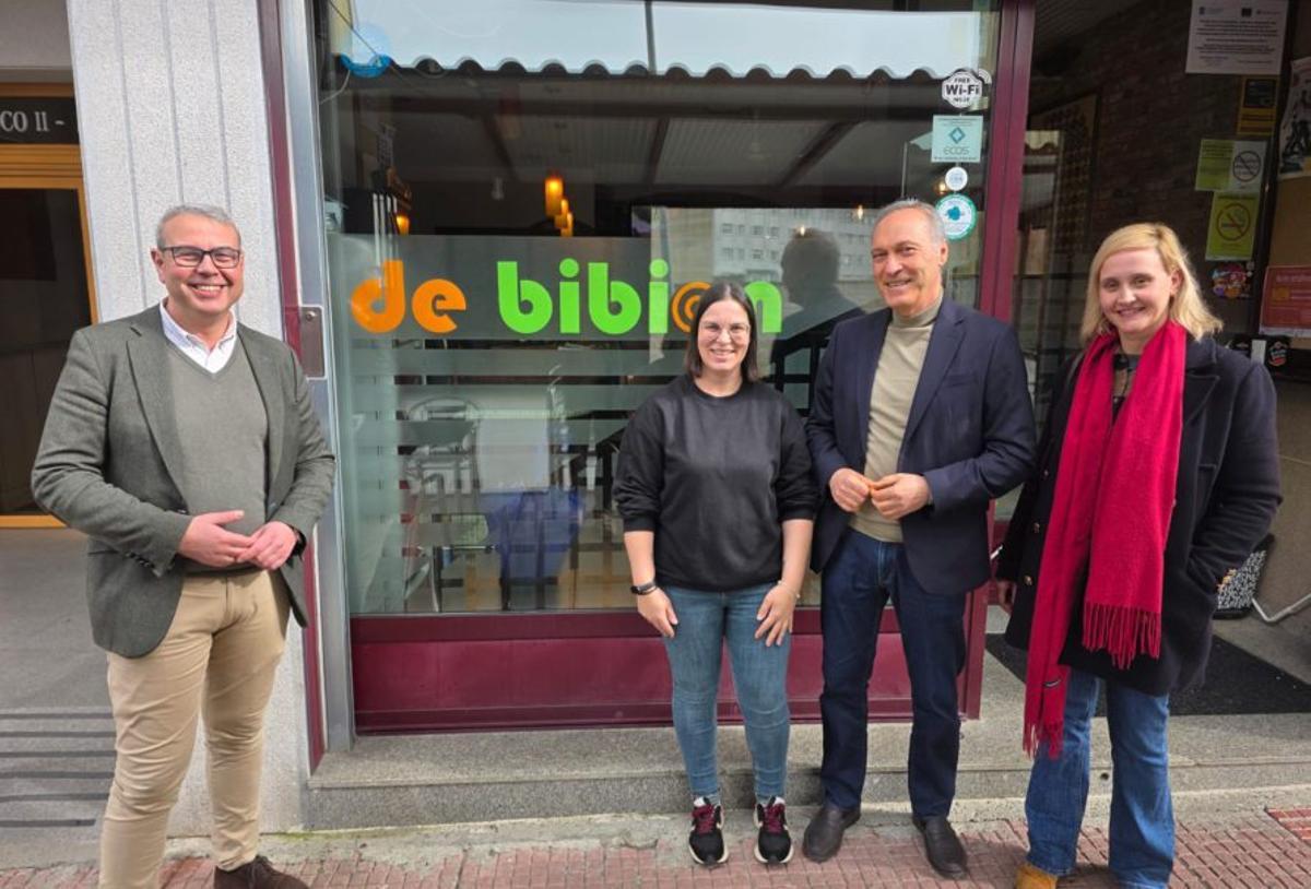 Reguera, con la hostelera, y los ediles Ignacio Maril y Estefanía Taín.