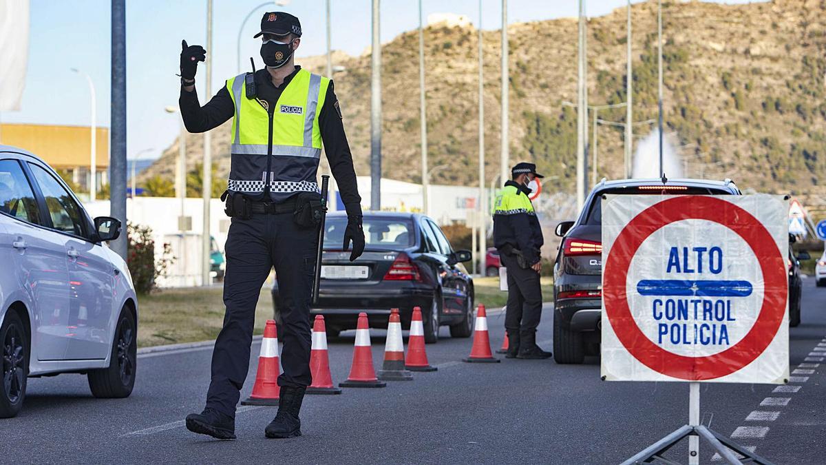 Control de la Policía Local de Xàtiva para asegurar el cierre perimetral del municipio, en una imagen de ayer por la tarde | PERALES IBORRA