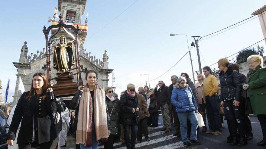 Numerosas personas participaron ayer en la procesión en honor a San Amaro . // José Lores