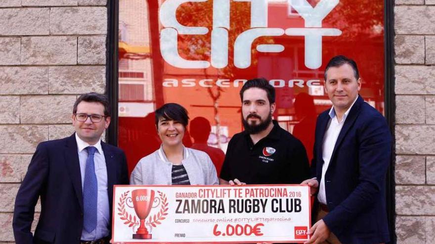 Componentes de Zamora RC reciben un simbólico cheque de manos de los representantes de City Lift.