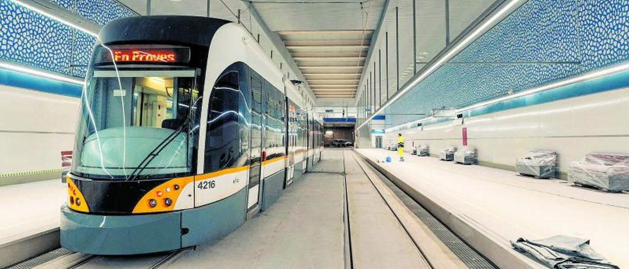 Uno de los nuevos trenes de la L10 en una de las estaciones subterráneas de la línea de metro-tranvía que conectará la calle Alicante con Natzaret. | CPT/FGV
