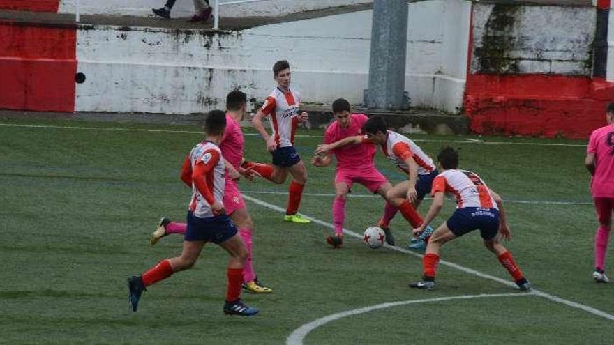 Una acción del duelo entre Alondras y Sporting. // Gonzalo Núñez