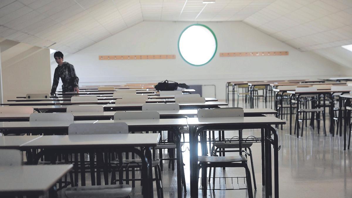 Un alumno en una clase vacía de la Universidad de Oviedo