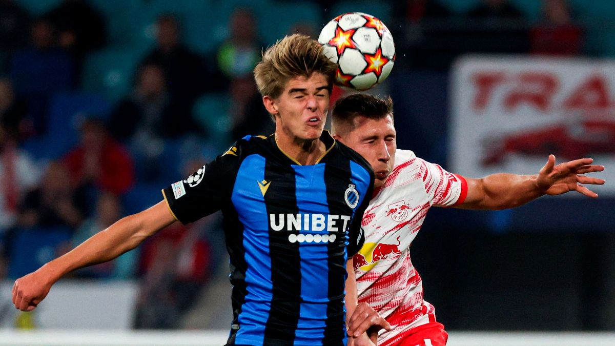 Charles De Ketelaere, durante un partido de Champions con el Brujas