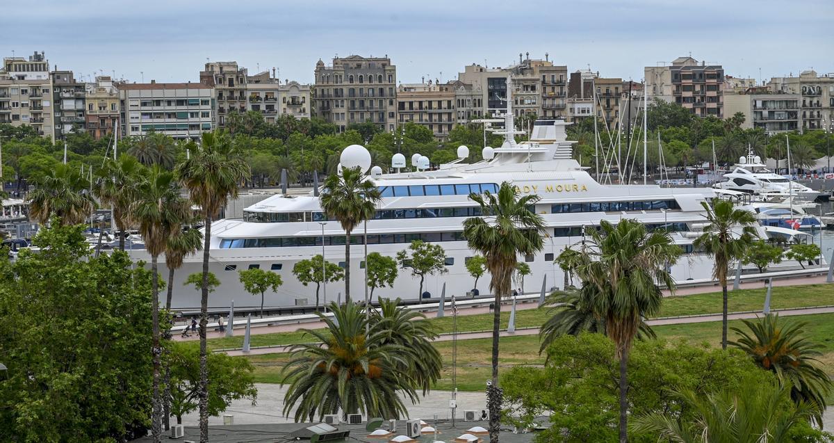 'Lady Moura', largo como una manzana del Eixample, con sus letras bañadas a un lado de la cubierta.