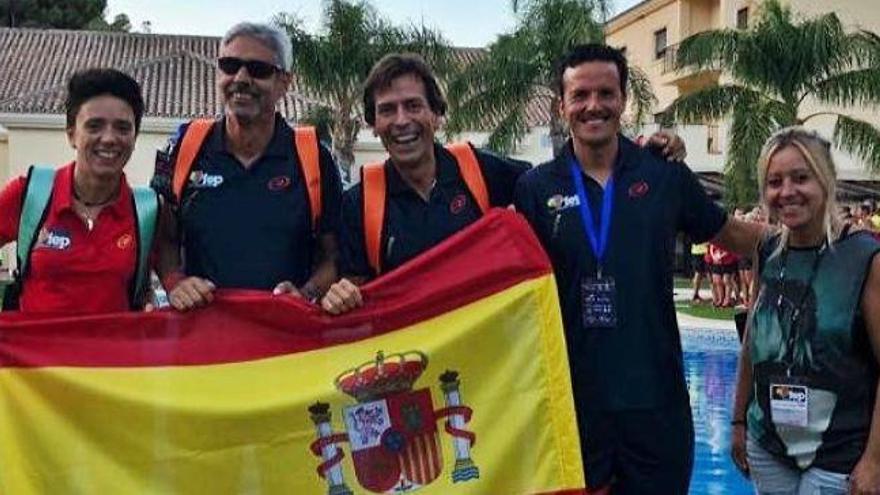 Óscar Not, segundo por la izquierda, posa con la bandera española