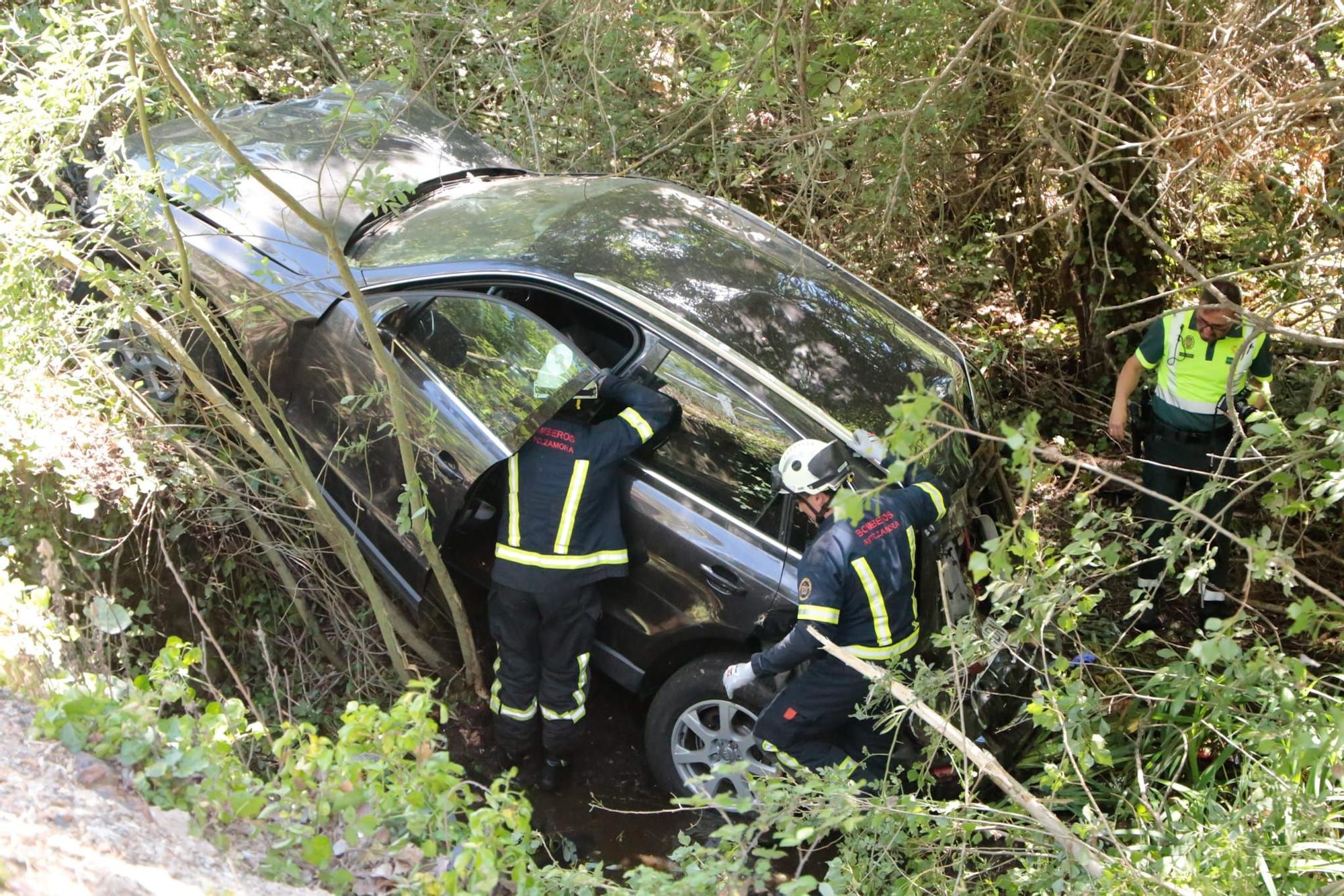 Un coche se precipita a un regato en la N-122 a las afueras de Zamora capital, en el entorno de la Fuente de la Salud