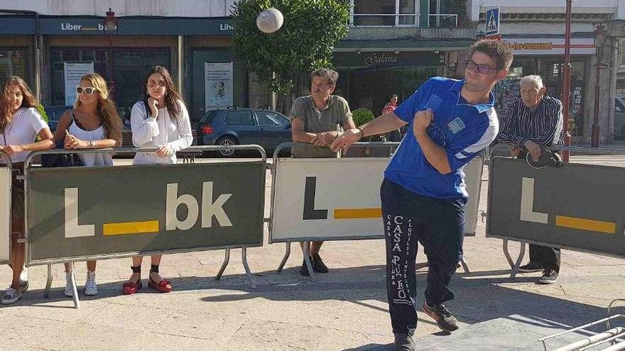 Berto Faya, de la peña de Sotrondio, lanzando ayer en Villaviciosa.