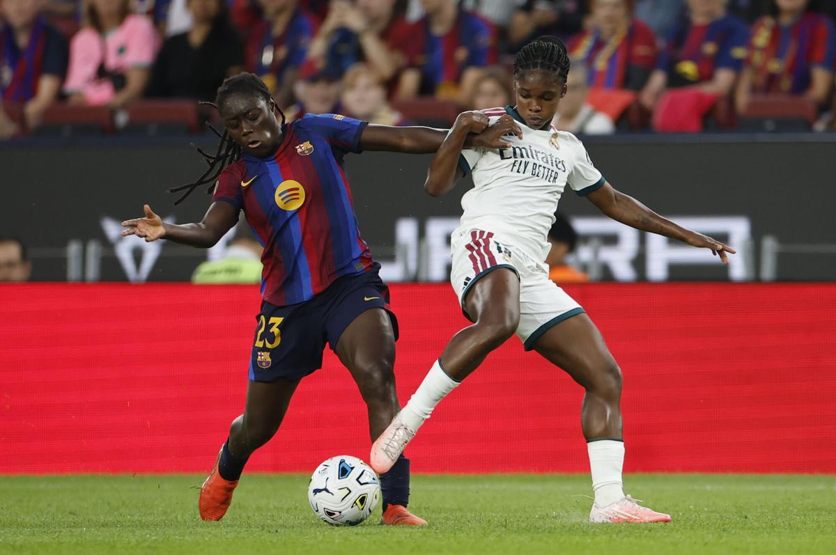 Aïcha Camara en un duelo contra Linda Caicedo en el clásico
