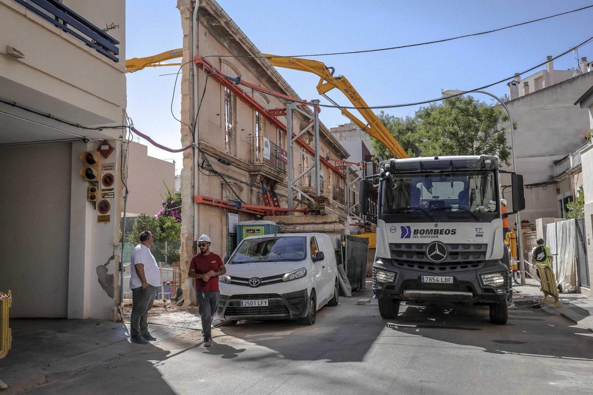 La fachada de Gaspar Reynés resiste mientras avanza la construcción del nuevo edificio.