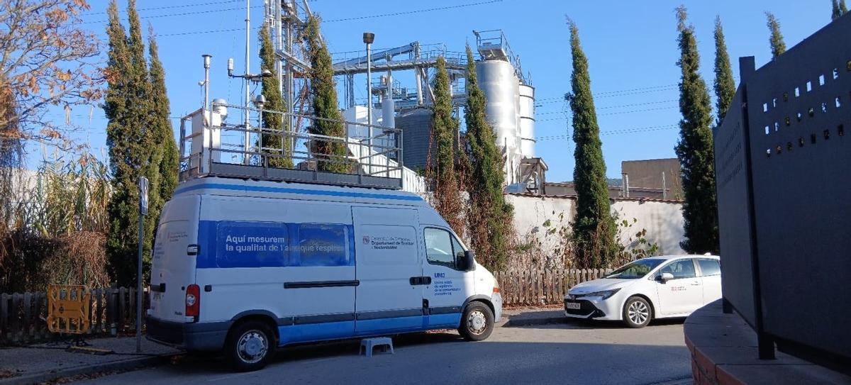 La unitat mòbil de la Generalitat instal·lada al carrer Gelida de Sarrià de Ter