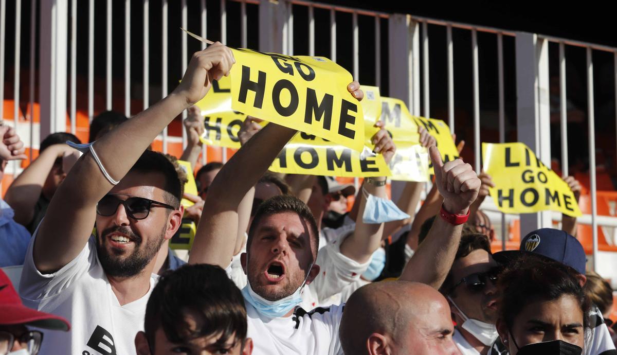 Algunos aficionados exhiben carteles de 'Lim go home' durante el partido contra Osasuna