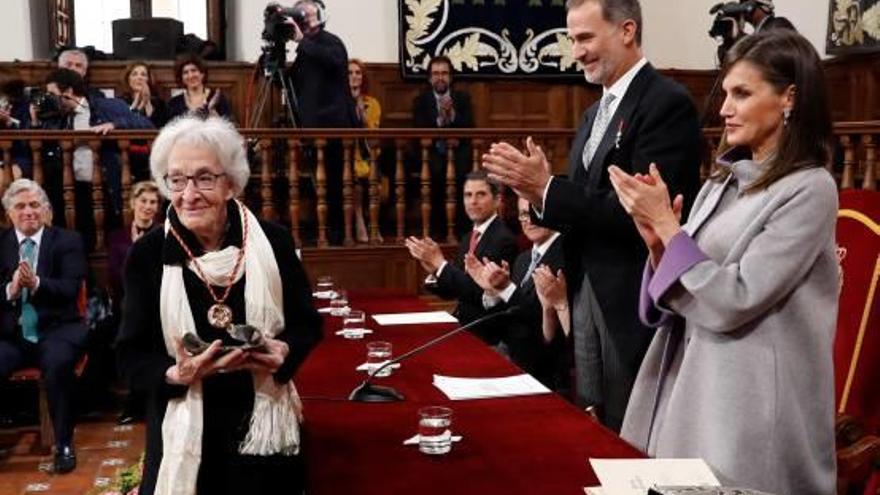 Los Reyes Felipe y Letizia aplauden a la poeta uruguaya Ida Vitale tras recibir el premio.