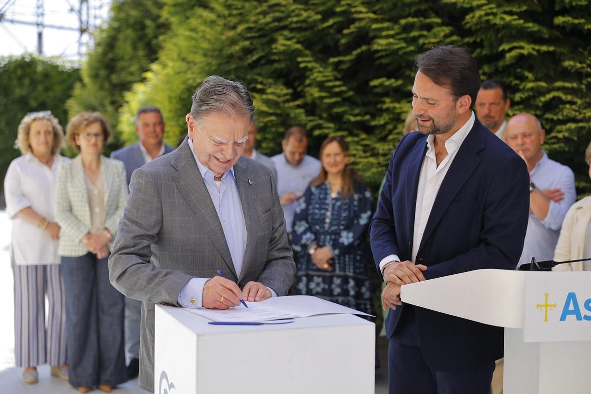 El acalde de Oviedo, Alfredo Canteli, firma el manifiesto.