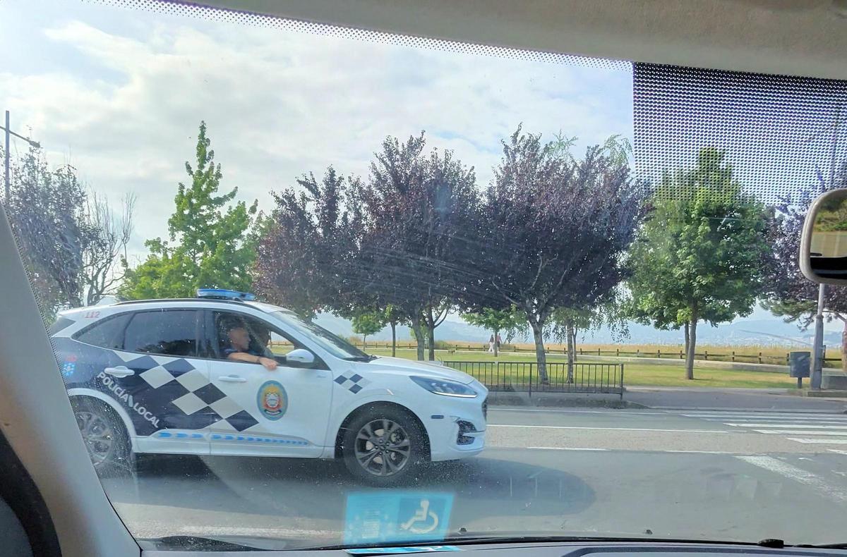 La Policía Local, hoy, ante la playa de A Xunqueira.