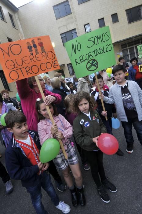 Protestas de padres y alumnos en Sotrondio por el cierre de aulas en el Colegio San José