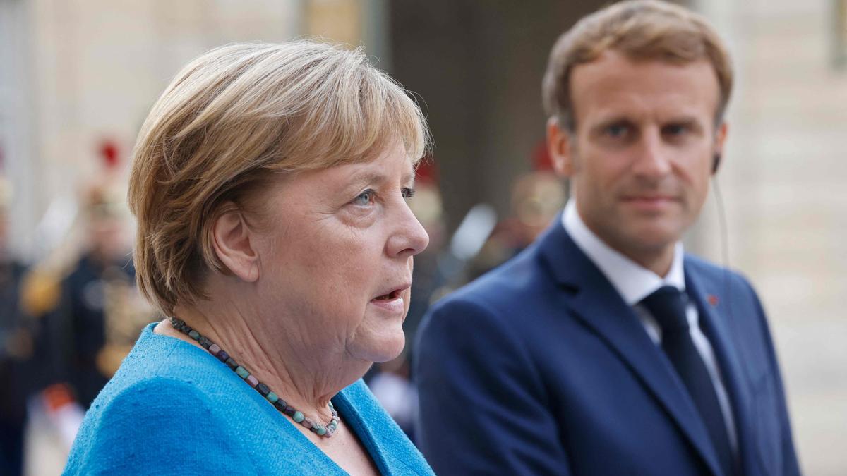 Angela Merkel junto a Emmanuel Macron en su última visita a la capital francesa.