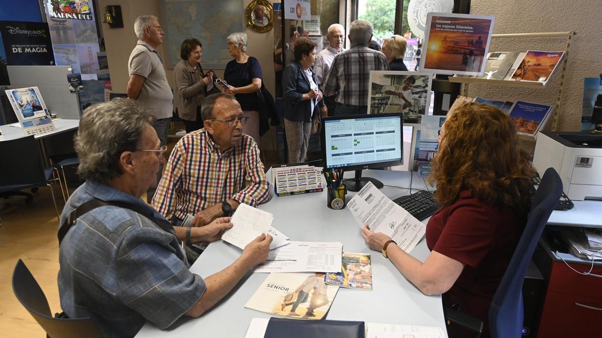 Imagen de octubre del 2019 sobre el primer día para solicitar un viaje del Imserso en una agencia de viajes.