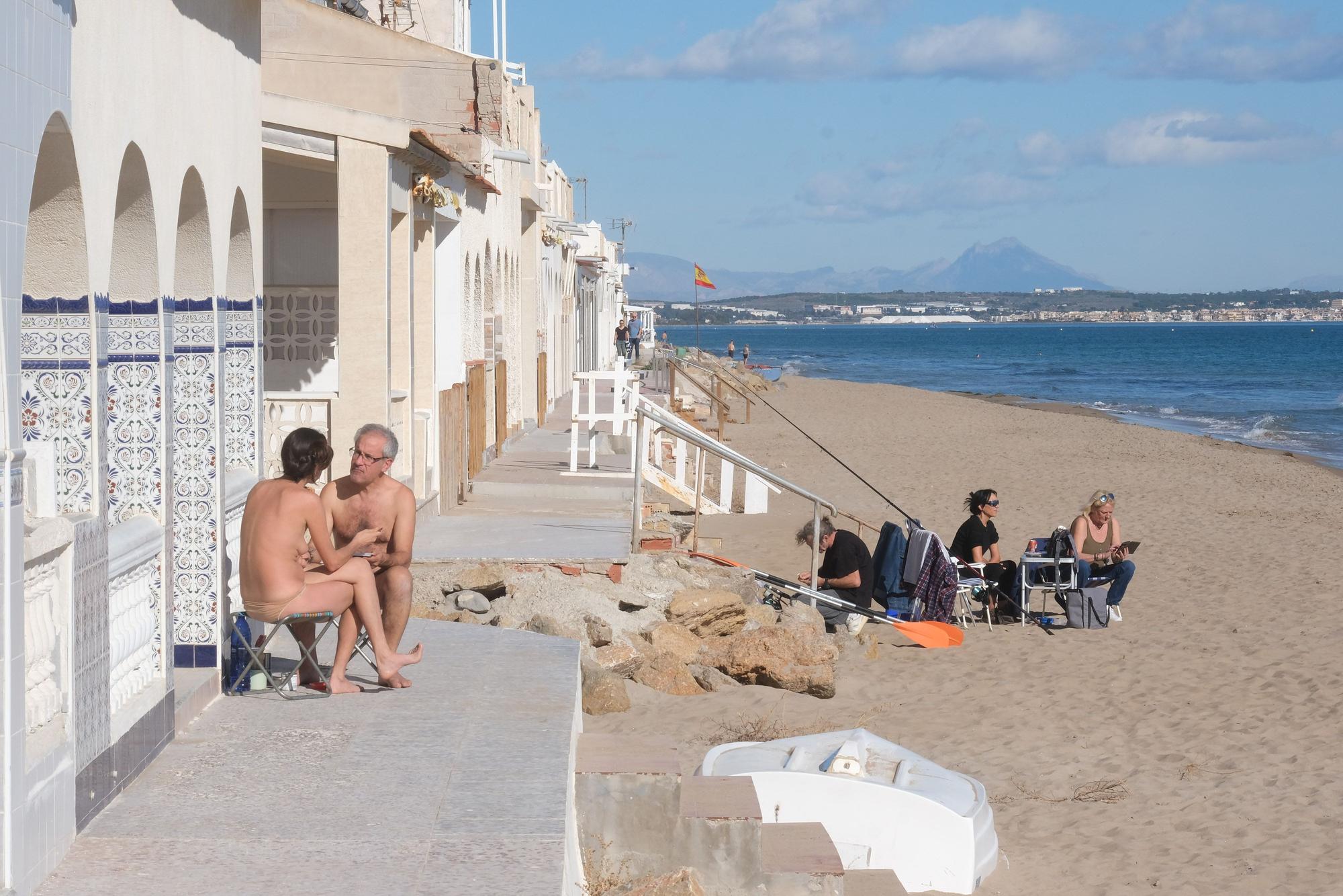 Jornada navideña playera en Elche. Numerosas personas disfrutan de las temperaturas de hasta 25 grados en la playa del Pinet en La Marina