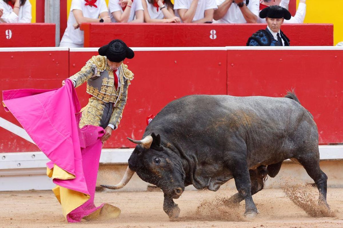 Fernando Robleño recibe a su oponente con el capote