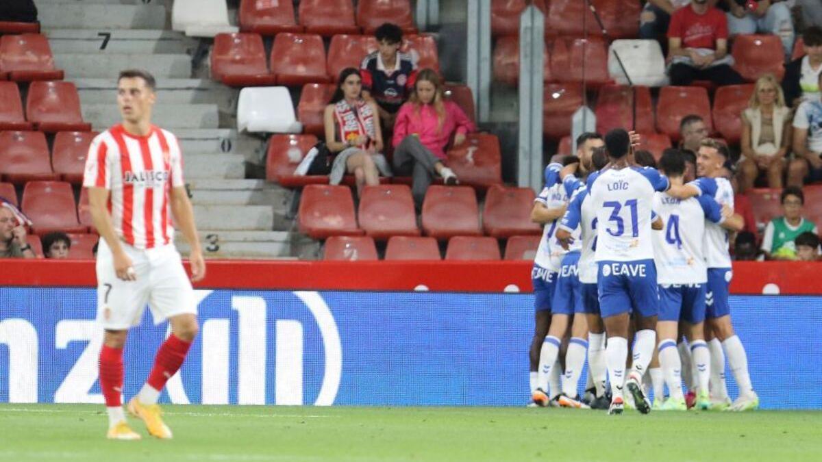 Los jugadores celebran el gol de Roberto López ante el Real Sporting de Gijón