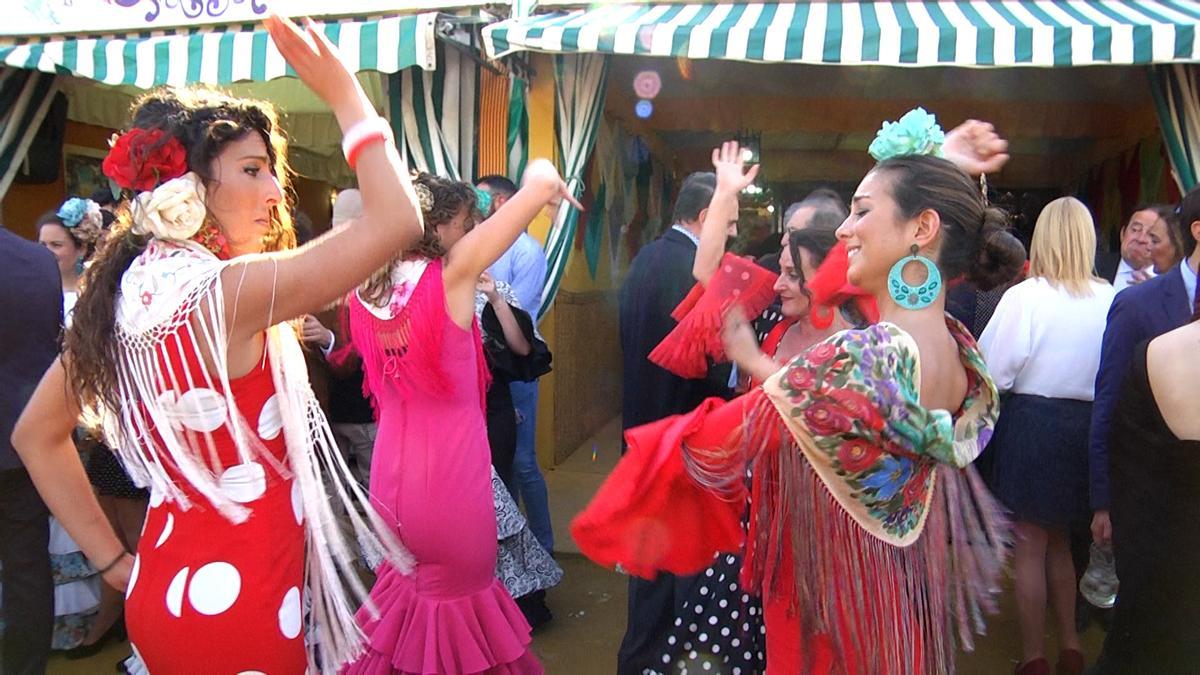Flamencas bailando en una calle del Real