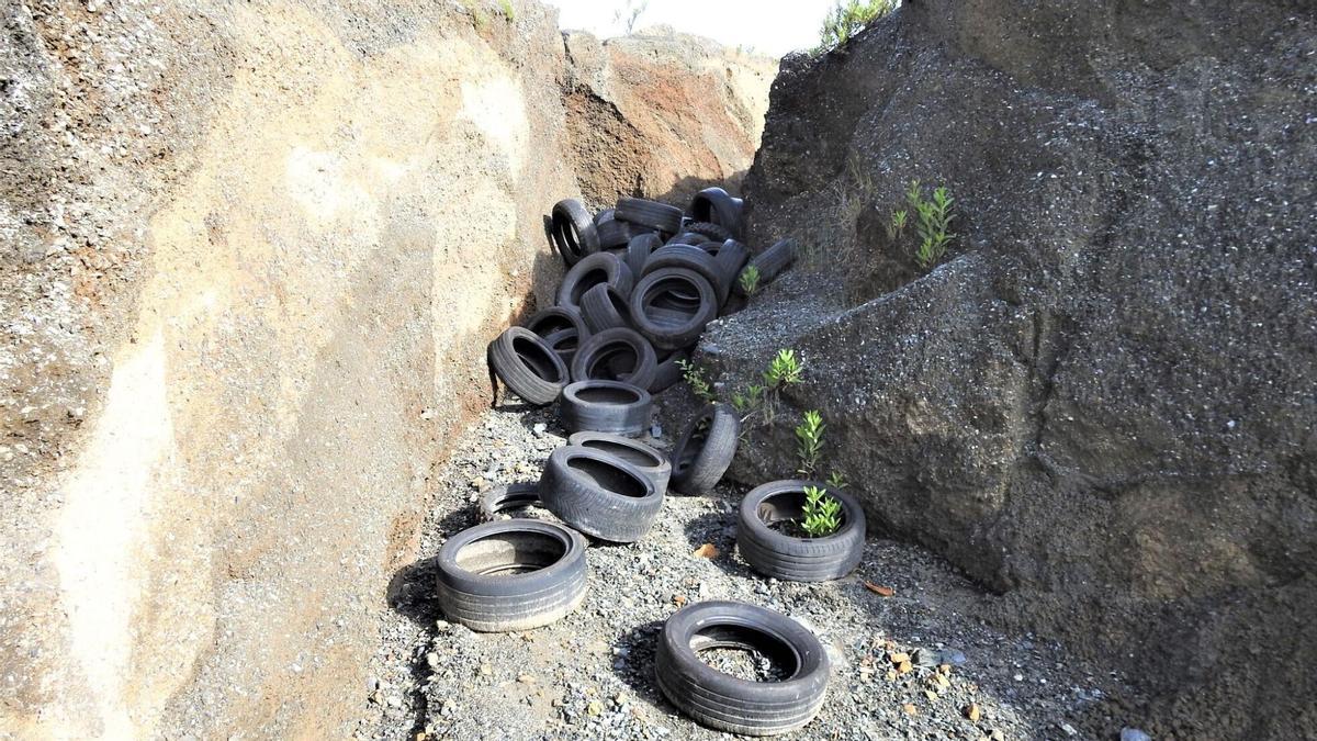 Neumáticos en terrenos de la cantera de Campomarzo.