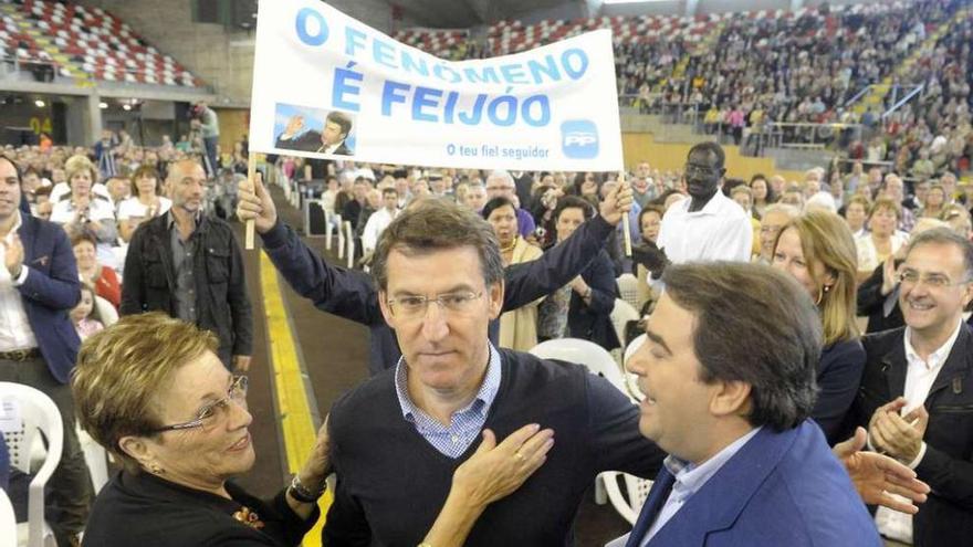 Feijóo, abordado por una militante en presencia de Carlos Negreira,ayer en A Coruña. // V.Echave