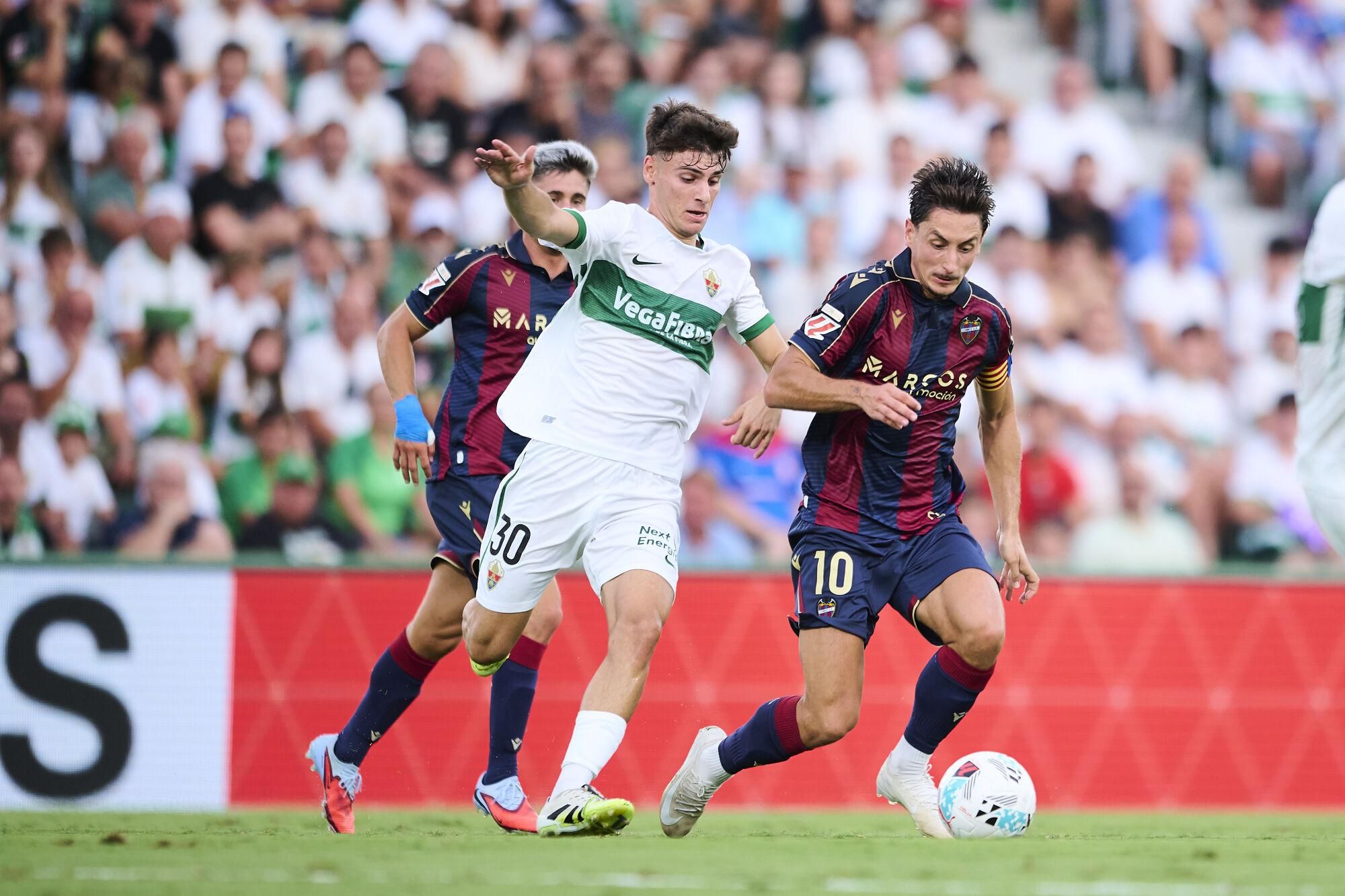 Rodrigo Mendoza of Elche CF competes for the ball with Pablo Martinez of Levante UD during the Spanish League, LaLiga EA Sports, football match played between Elche CF and Levante UD at Estadio Manuel Martinez Valero on August 29, 2025 in Elche, Alicante, Spain. AFP7 29/08/2025 ONLY FOR USE IN SPAIN. Francisco Macia / AFP7 / Europa Press;2025;SPAIN;SPORT;ZSPORT;SOCCER;ZSOCCER;Elche CF v Levante UD - LaLiga EA Sports;
