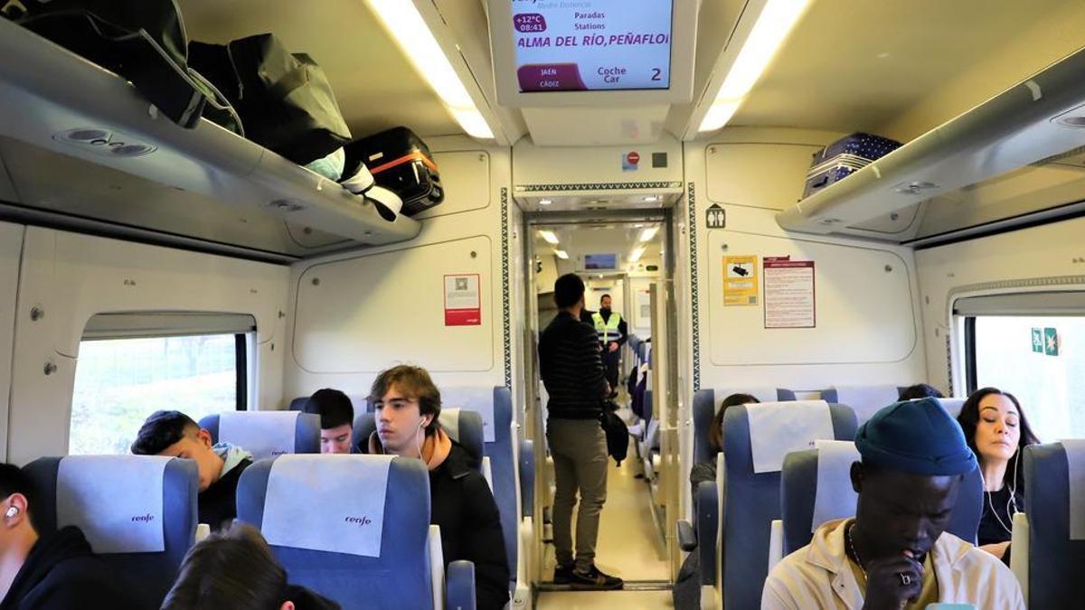 Usuarios del tren del Valle del Guadalquivir en el primer día de servicio.