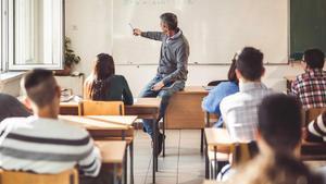 Un profesor de secundaria da clases en un instituto