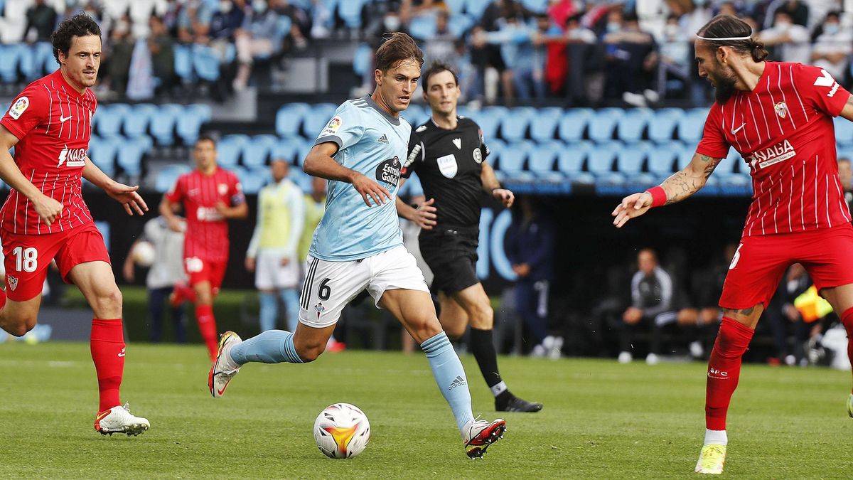 Denis Suárez conduce el balón
durante el partido de ayer. 
  | // RICARDO GROBAS