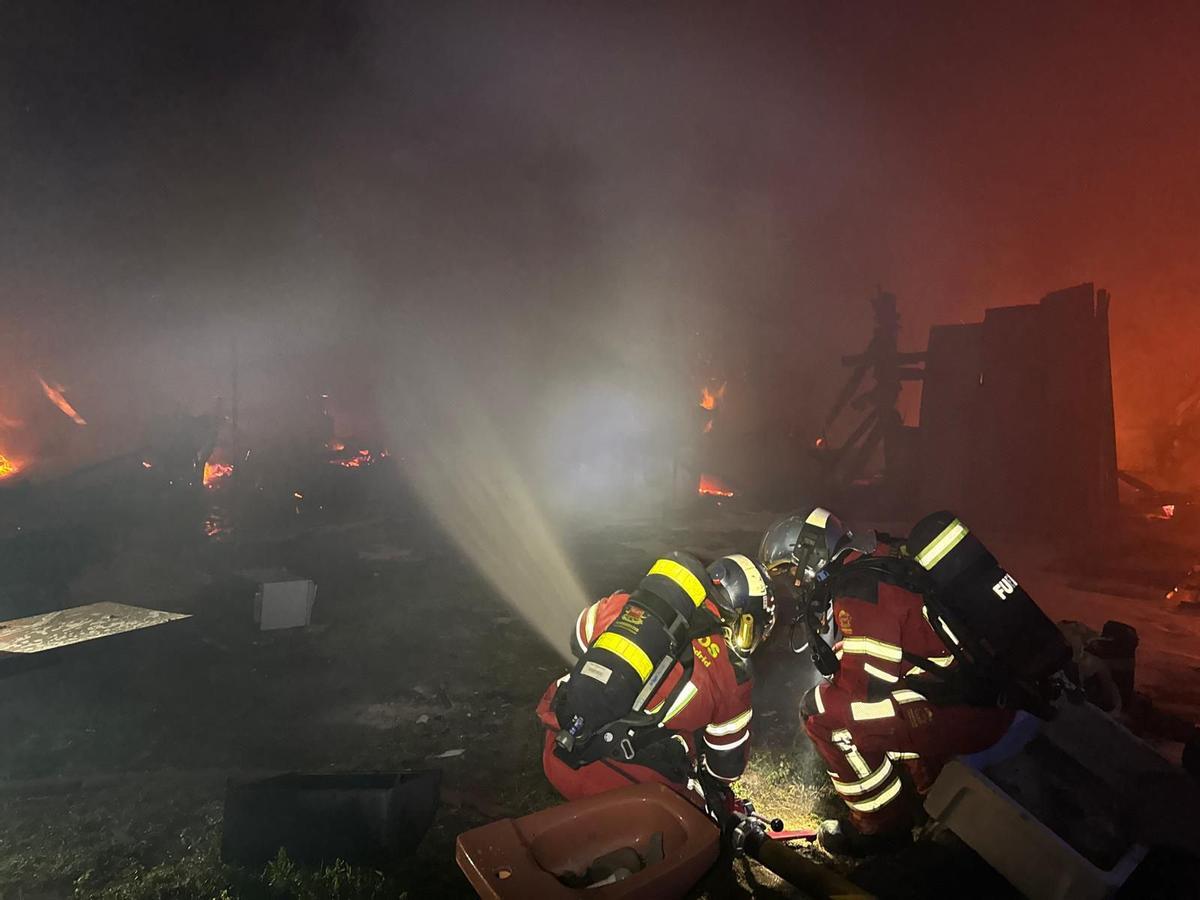 Los bomberos, durante los trabajos de extinción del incendio en Fuenlabrada.