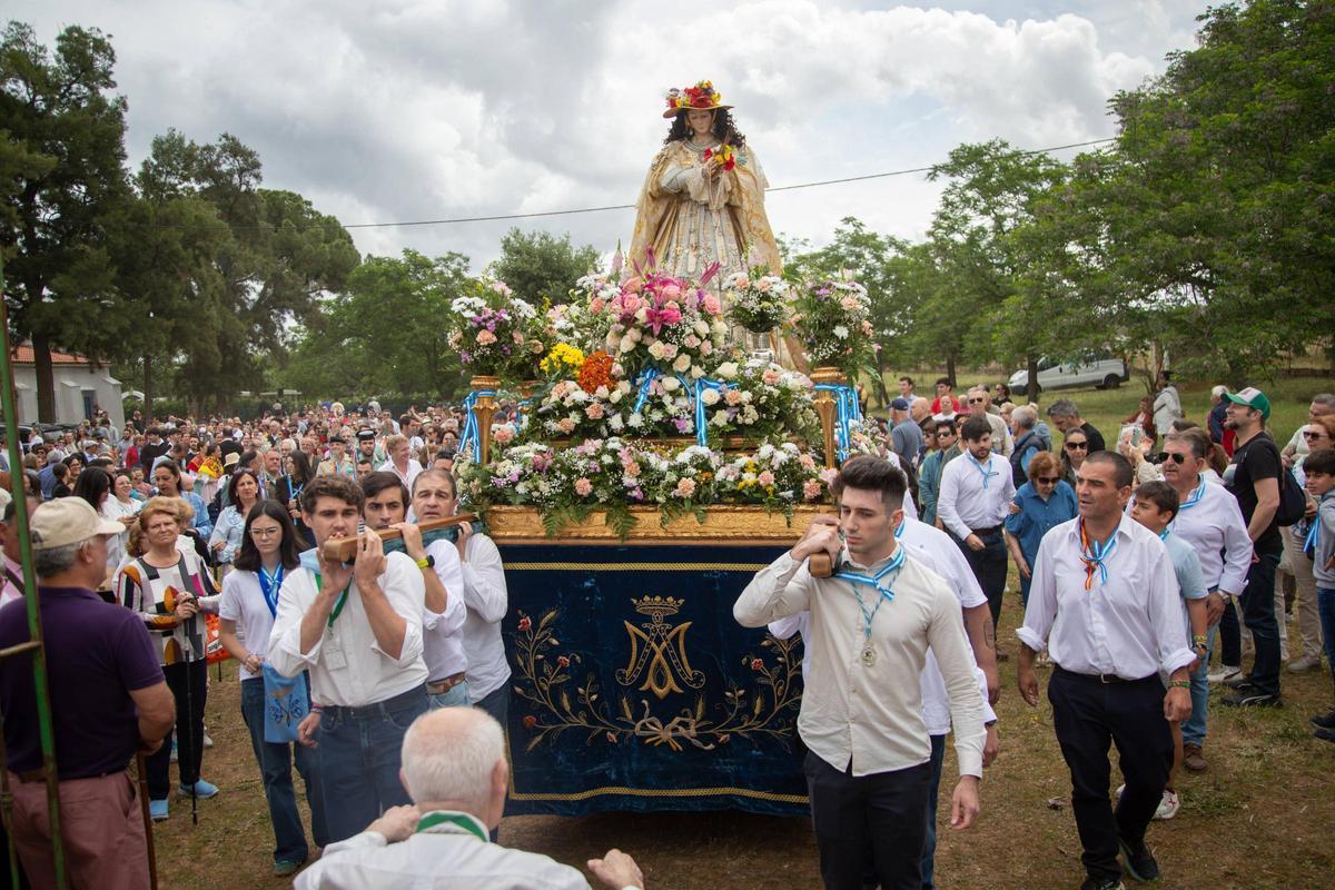 Cientos de pacenses acompañan a la Virgen de Bótoa este primer domingo de mayo.