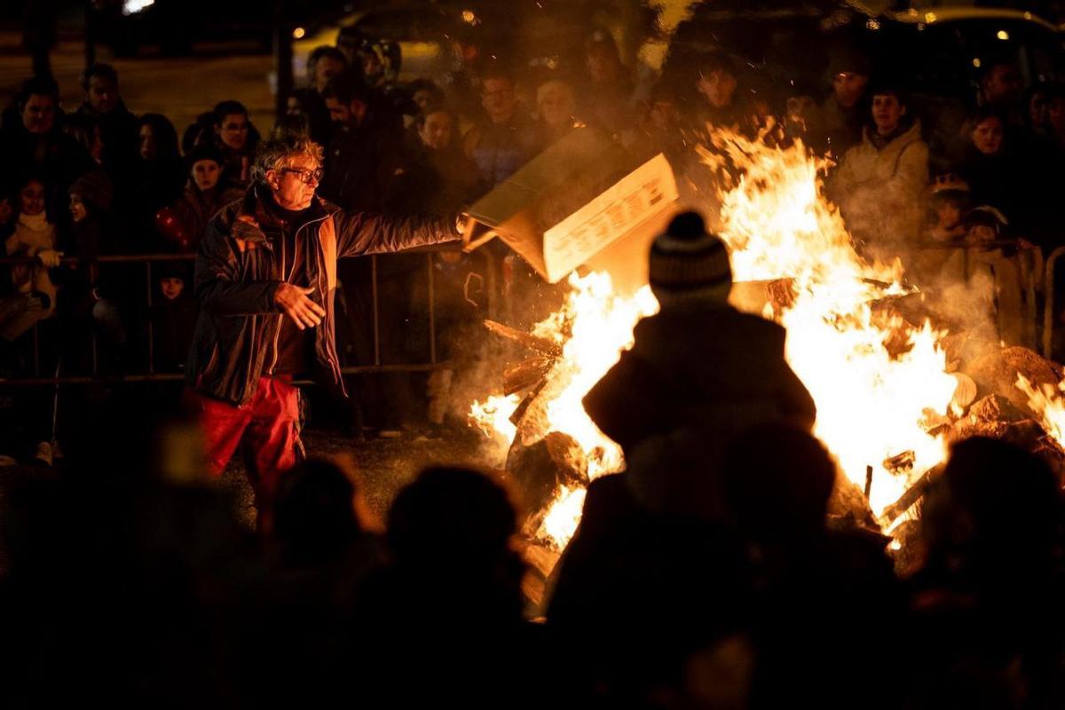 Las hogueras de San Antón se encienden en Zaragoza