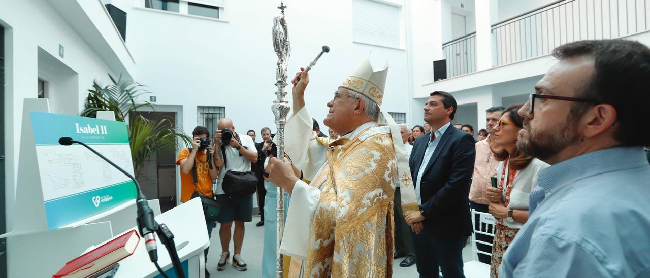 Inauguración del bloque de viviendas.